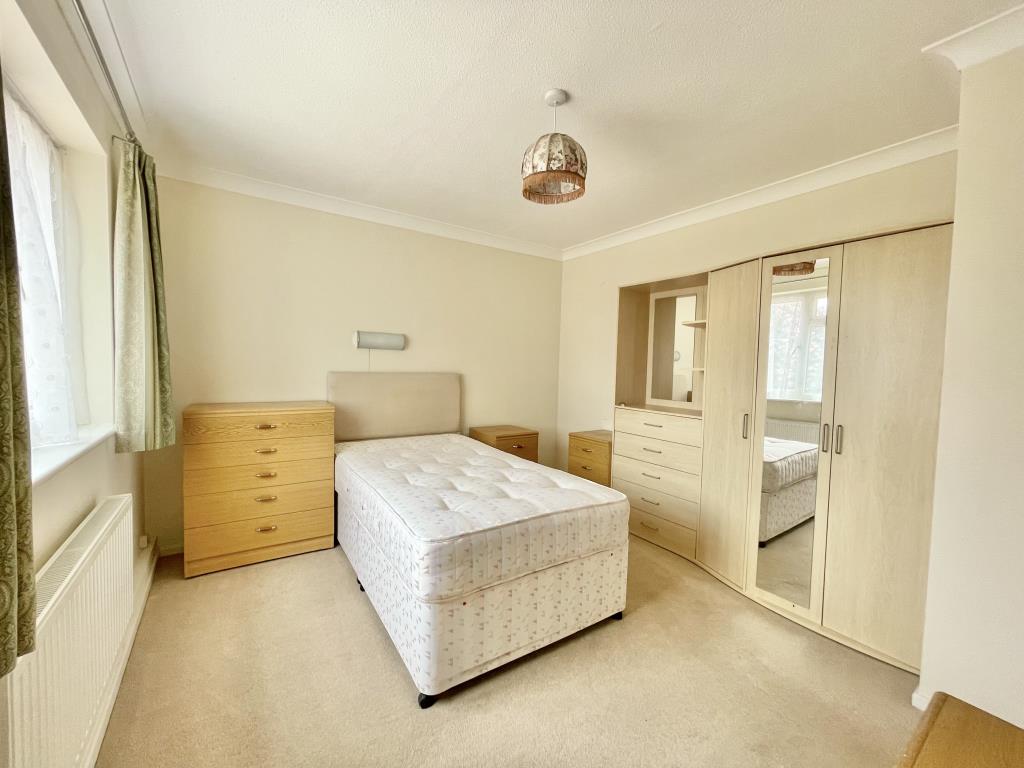 Lot: 33 - BUNGALOW FOR IMPROVEMENT IN ATTRACTIVE LOCATION - Main bedroom